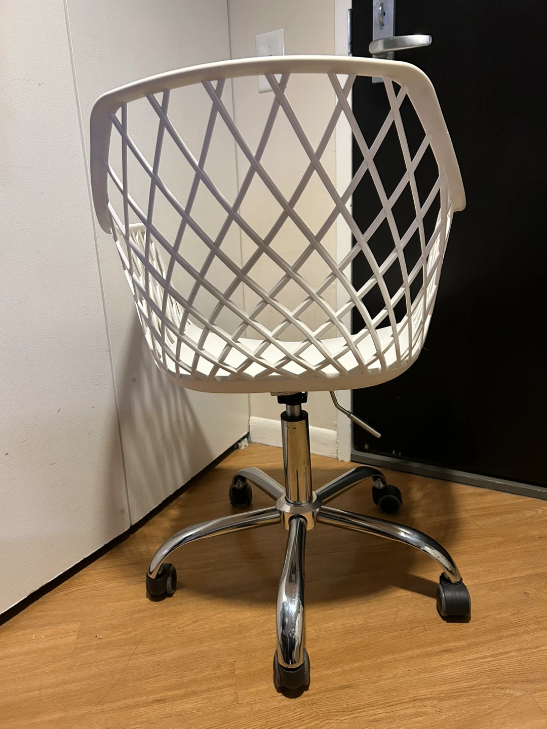 Swivel task / office chair with white lattice work design - photo 4