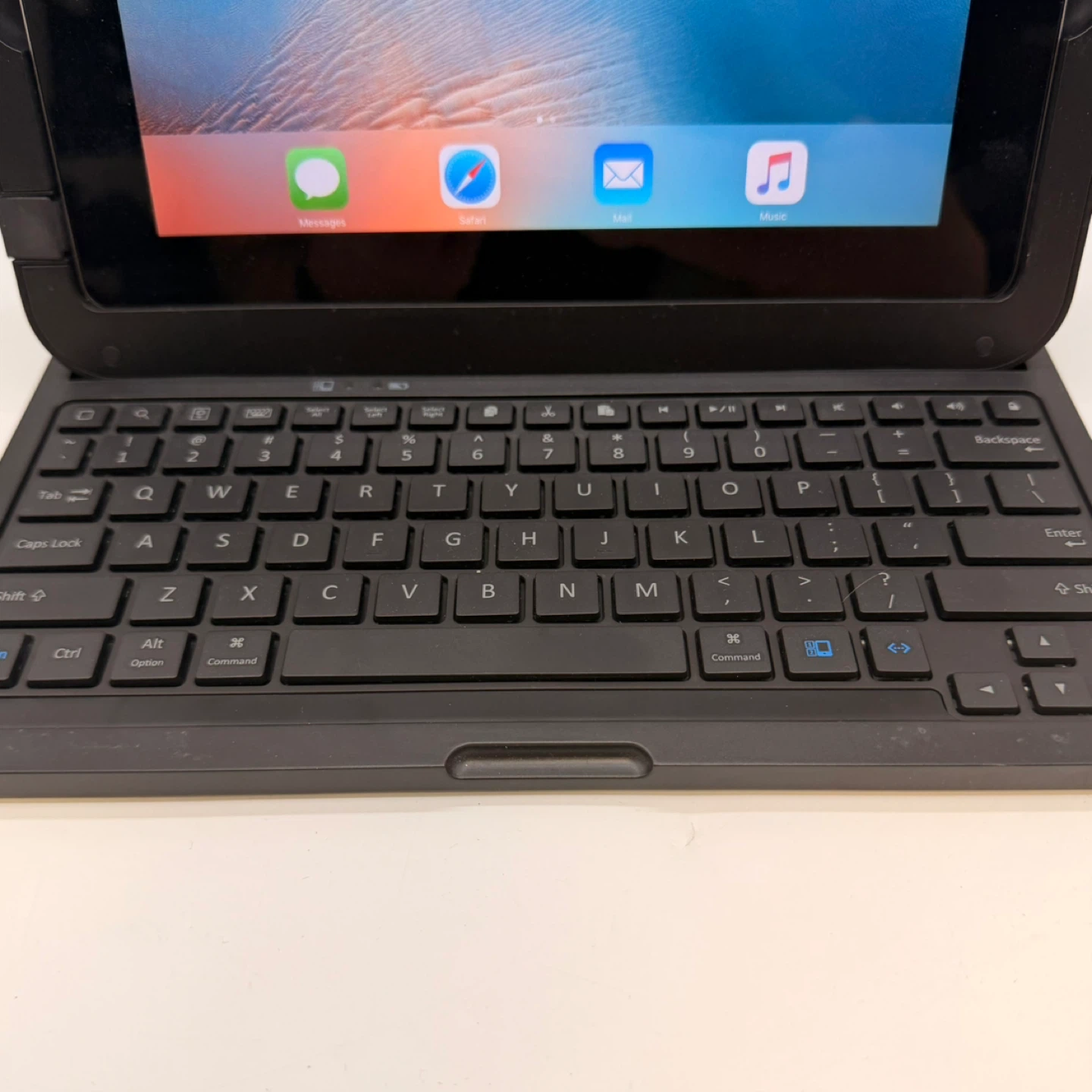 Apple iPad 2 64GB Wi-Fi A1395 With Bluetooth Keyboard Case - photo 3