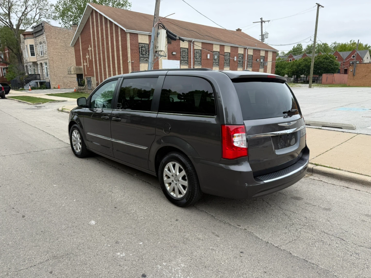 Chrysler Town & Country Minivan - photo 4