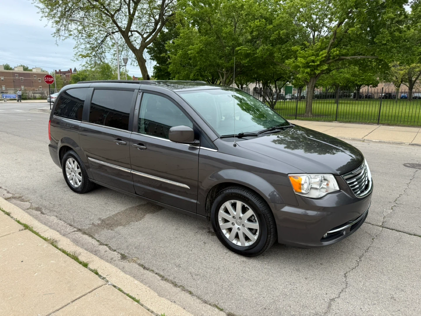 Chrysler Town & Country Minivan - photo 2