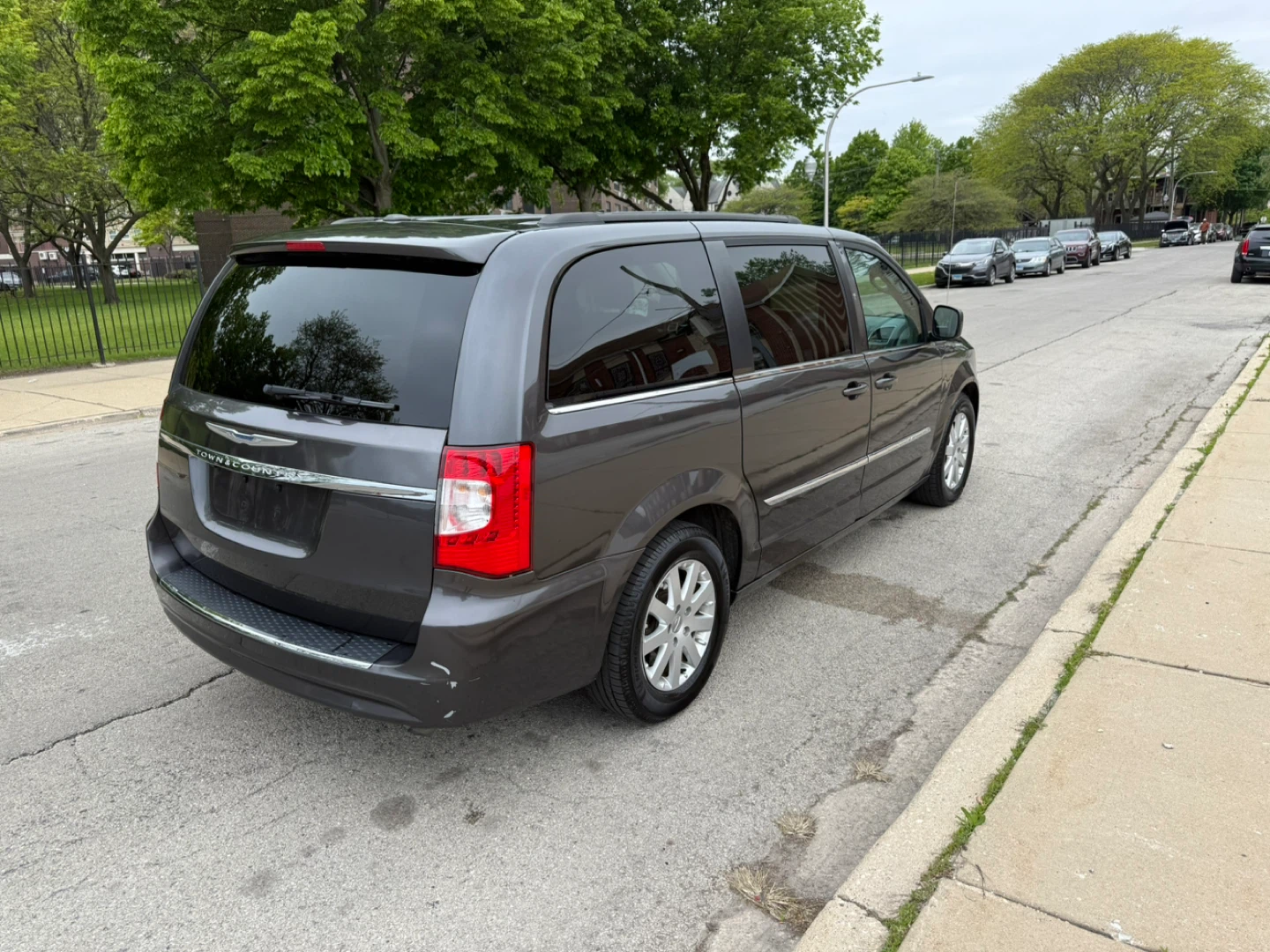 Chrysler Town & Country Minivan - photo 5