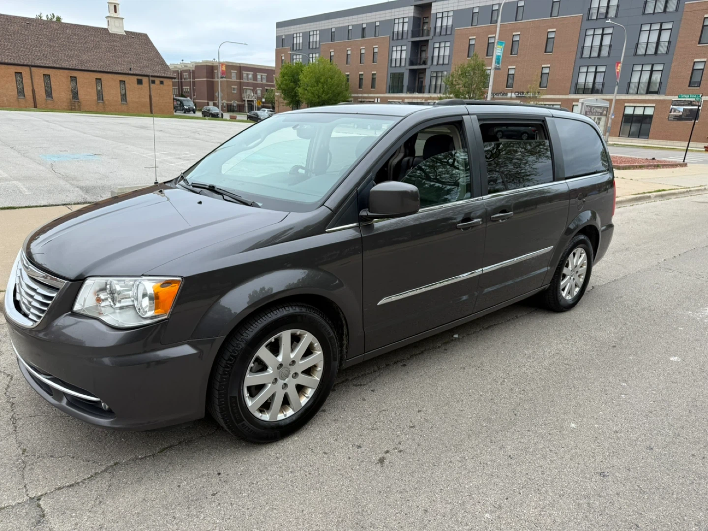 Chrysler Town & Country Minivan - photo 3