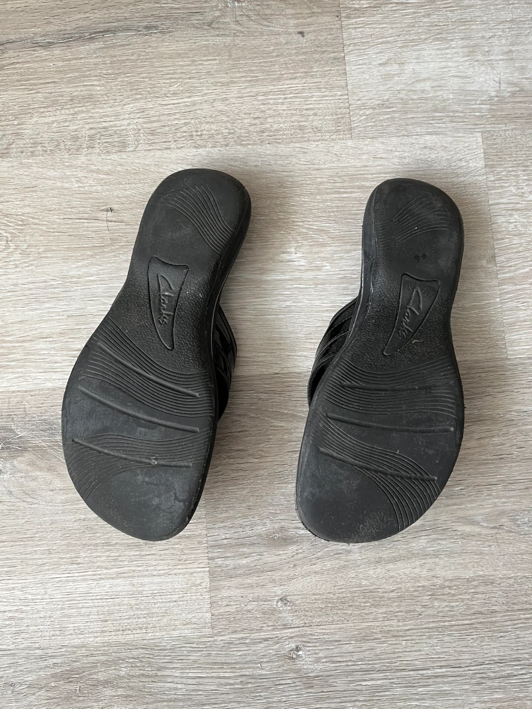 Clarks Patent Black Flip Flop Sandals - photo 2