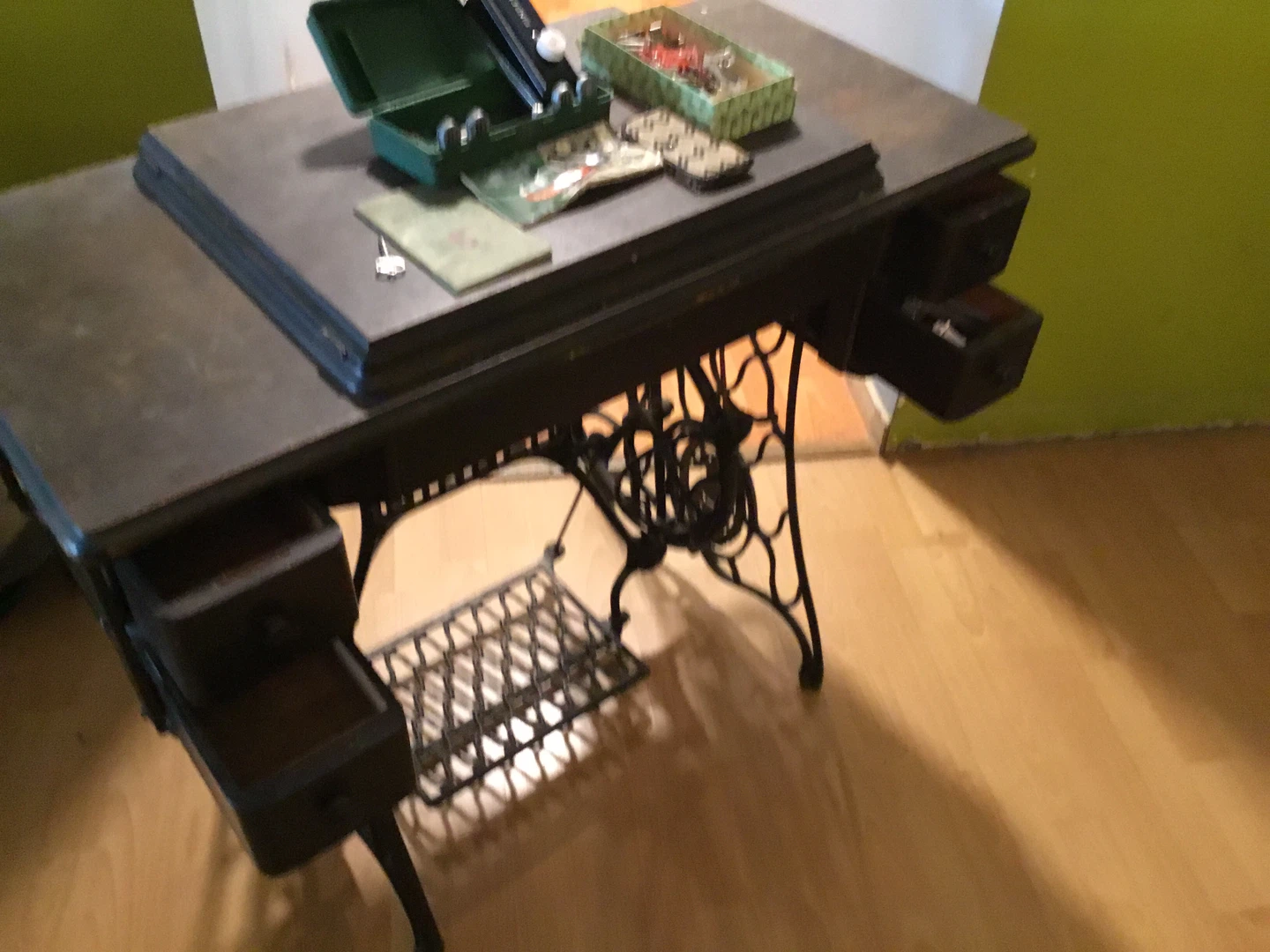 Singer Sewing Machine with Attachments - photo 4