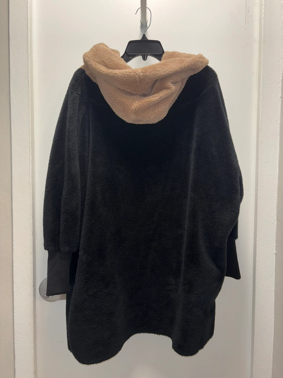 SHEIN Black & Tan Plush Hooded Cape - photo 2
