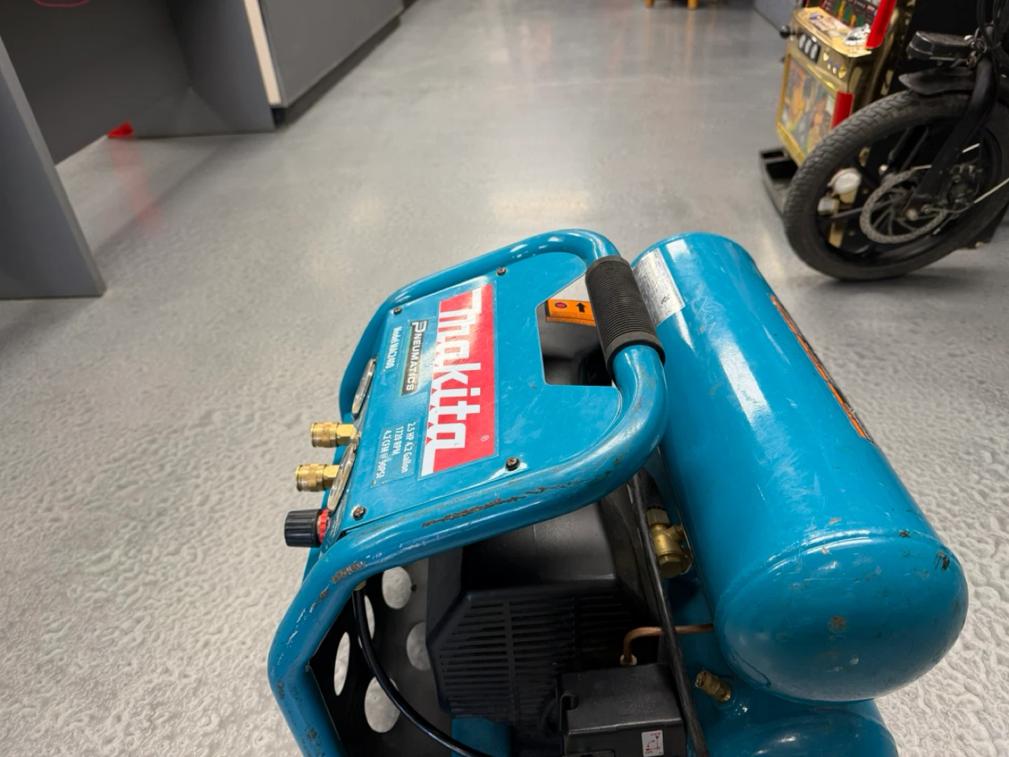 Makita MAC2400 2.5 HP 4.2 Gallon Air Compressor - photo 3
