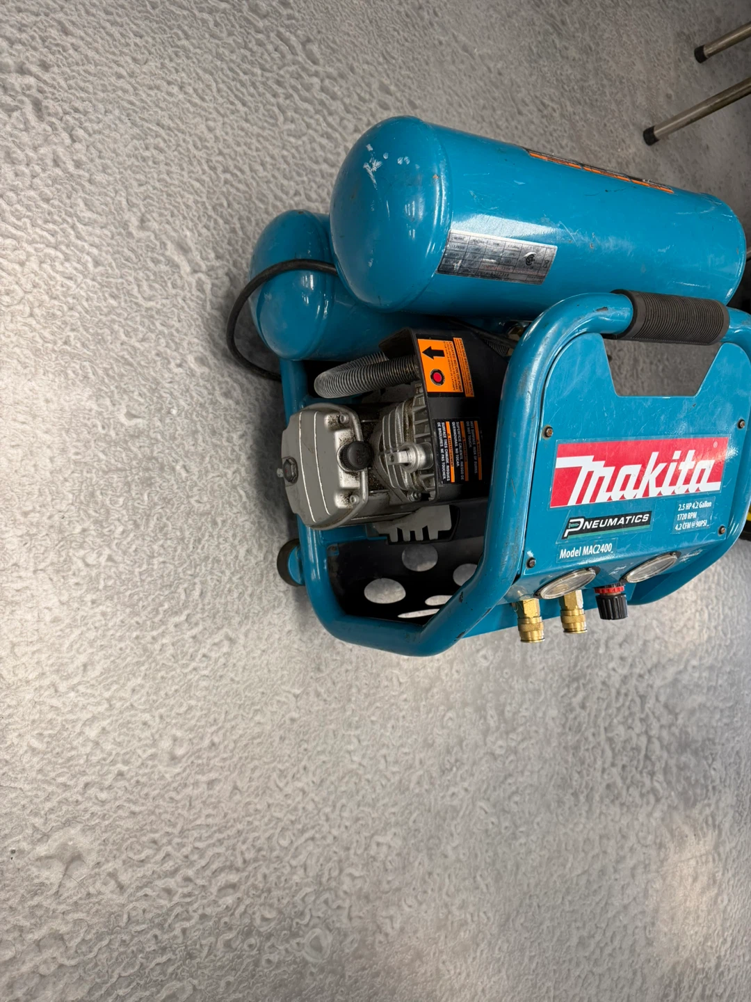 Makita MAC2400 2.5 HP 4.2 Gallon Air Compressor - photo 4