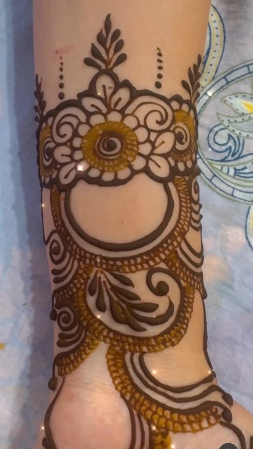 Intricate Henna Hand and Arm Designs - photo 4