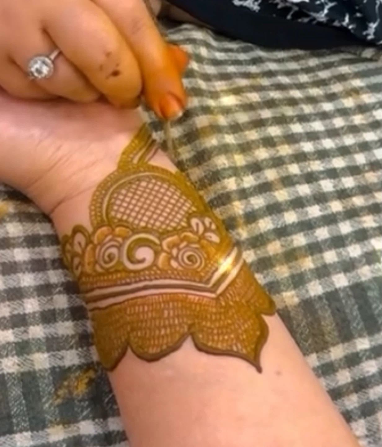 Intricate Henna Hand and Arm Designs - photo 3