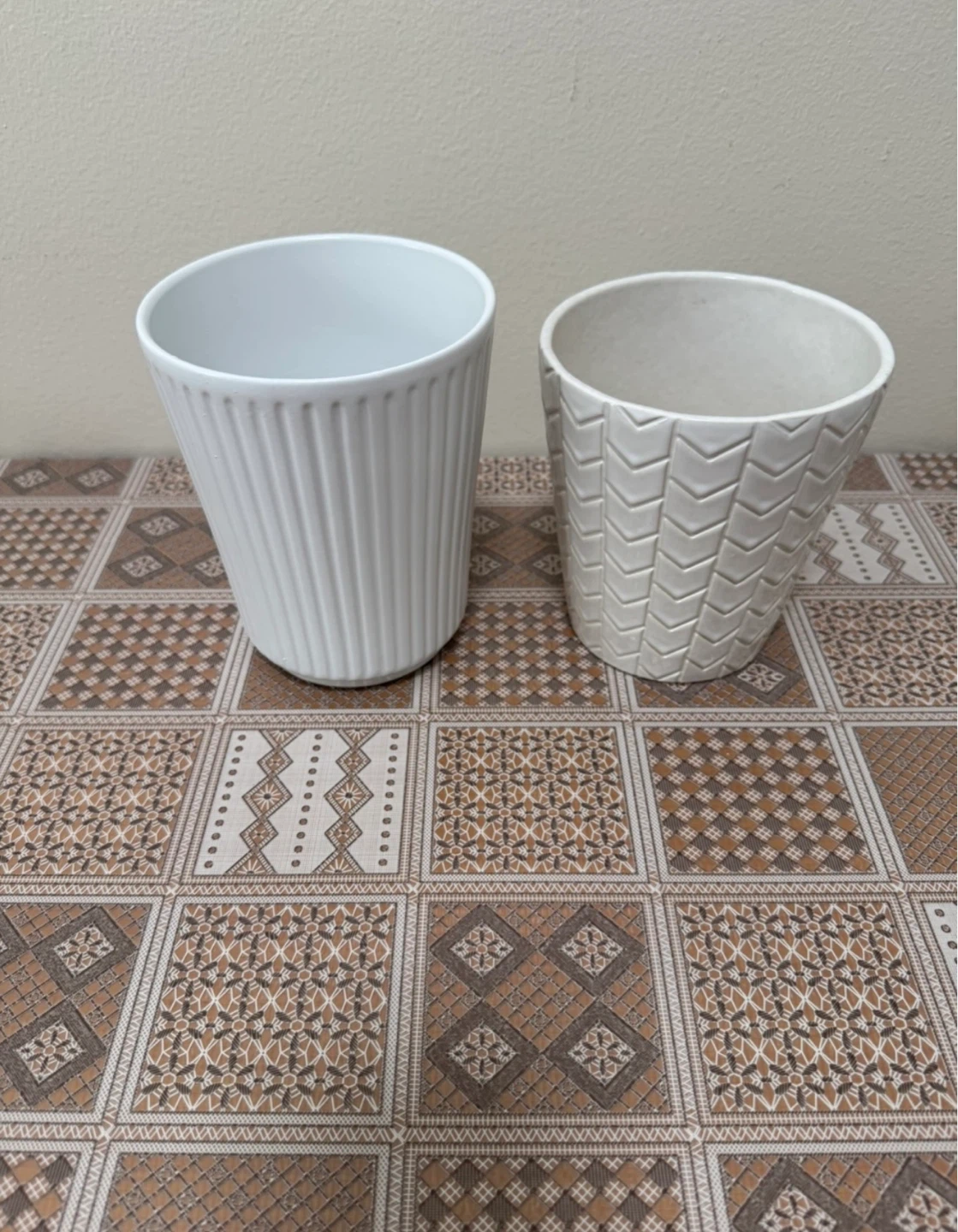 Set of 2 White Ceramic Planters - photo 2