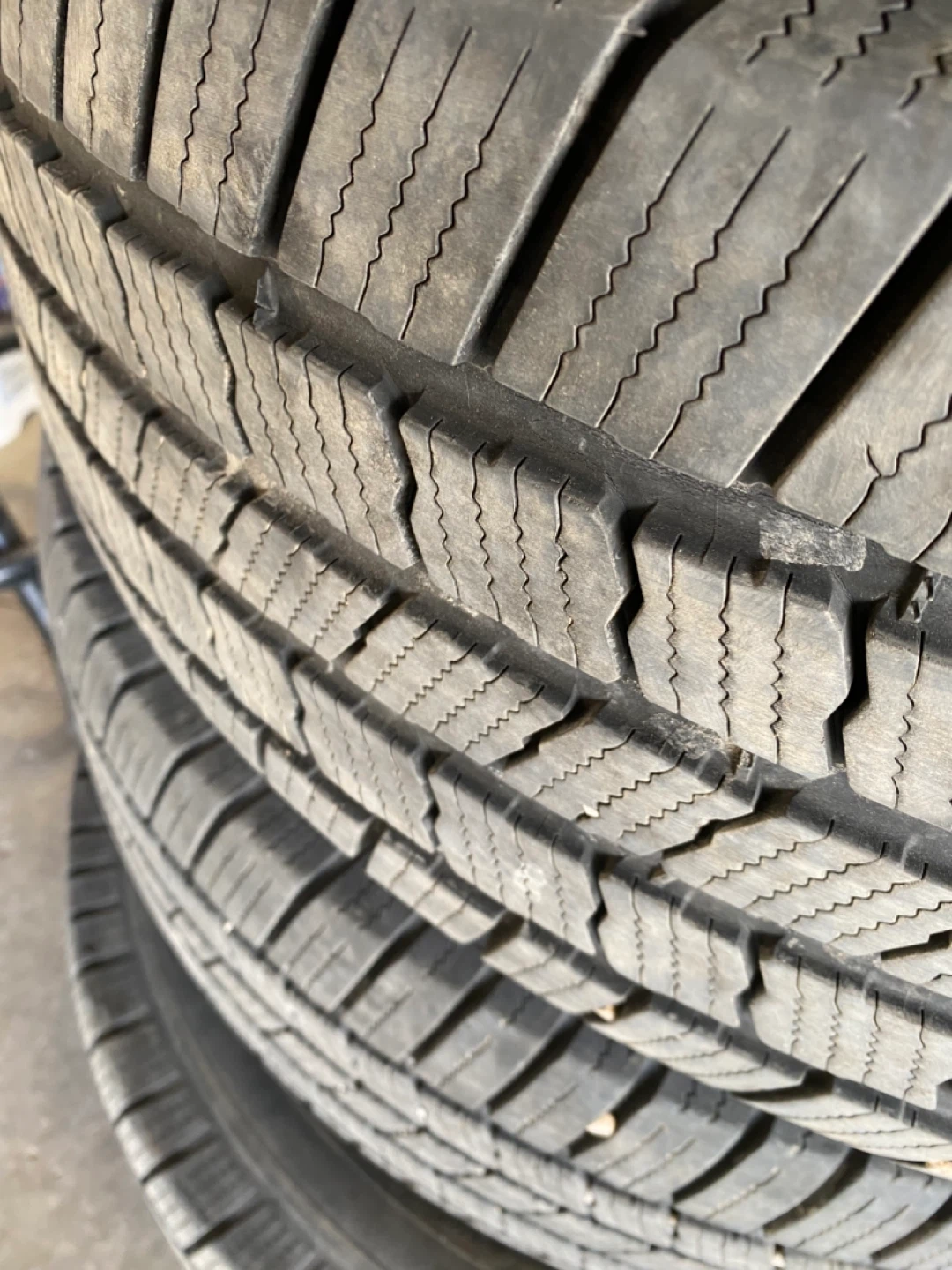 Michelin Denfender LTX 275/60/20 set of 4 tires - photo 3