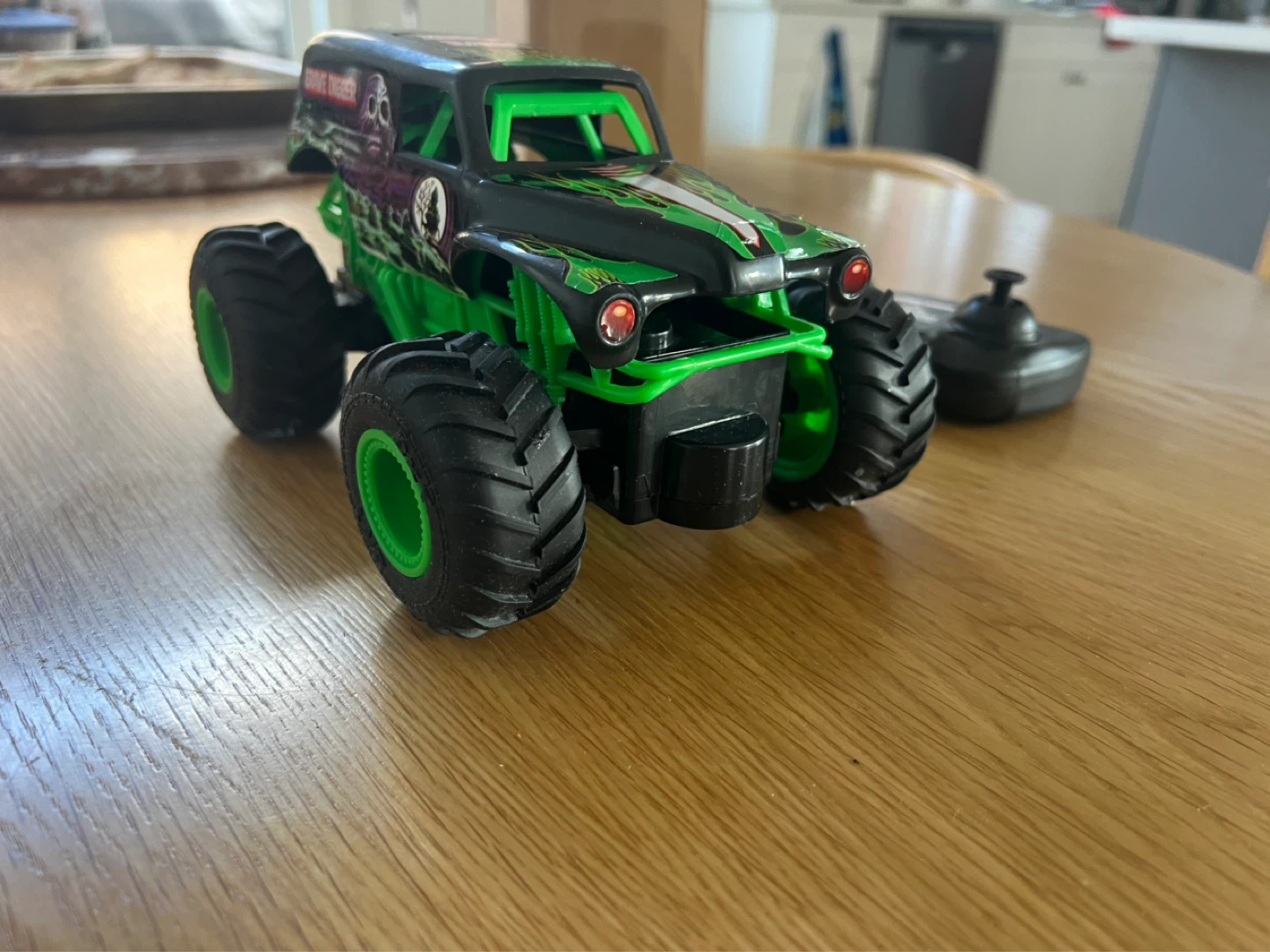 Monster Jam Grave Digger Remote Control Truck 1:24 Scale - photo 5