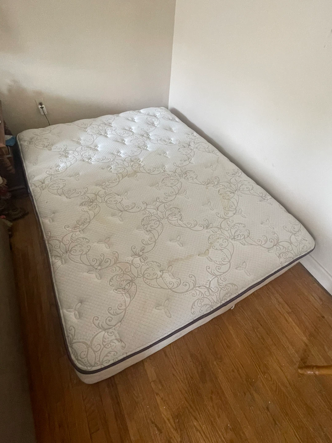 Free queen size mattress available for immediate pickup - photo 3