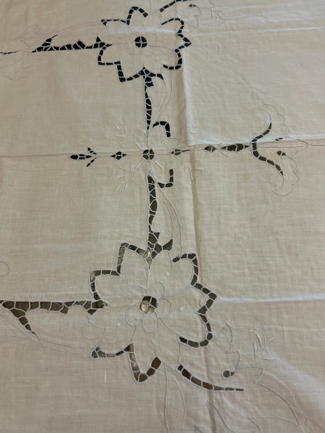 White Embroidered Linen Tablecloth - photo 2