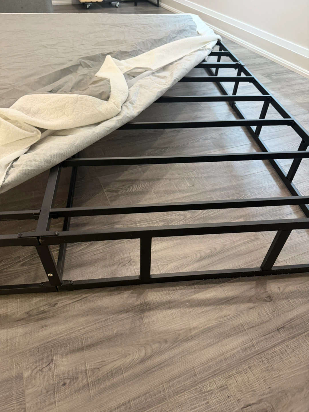 Queen size bed frame with cover - photo 3