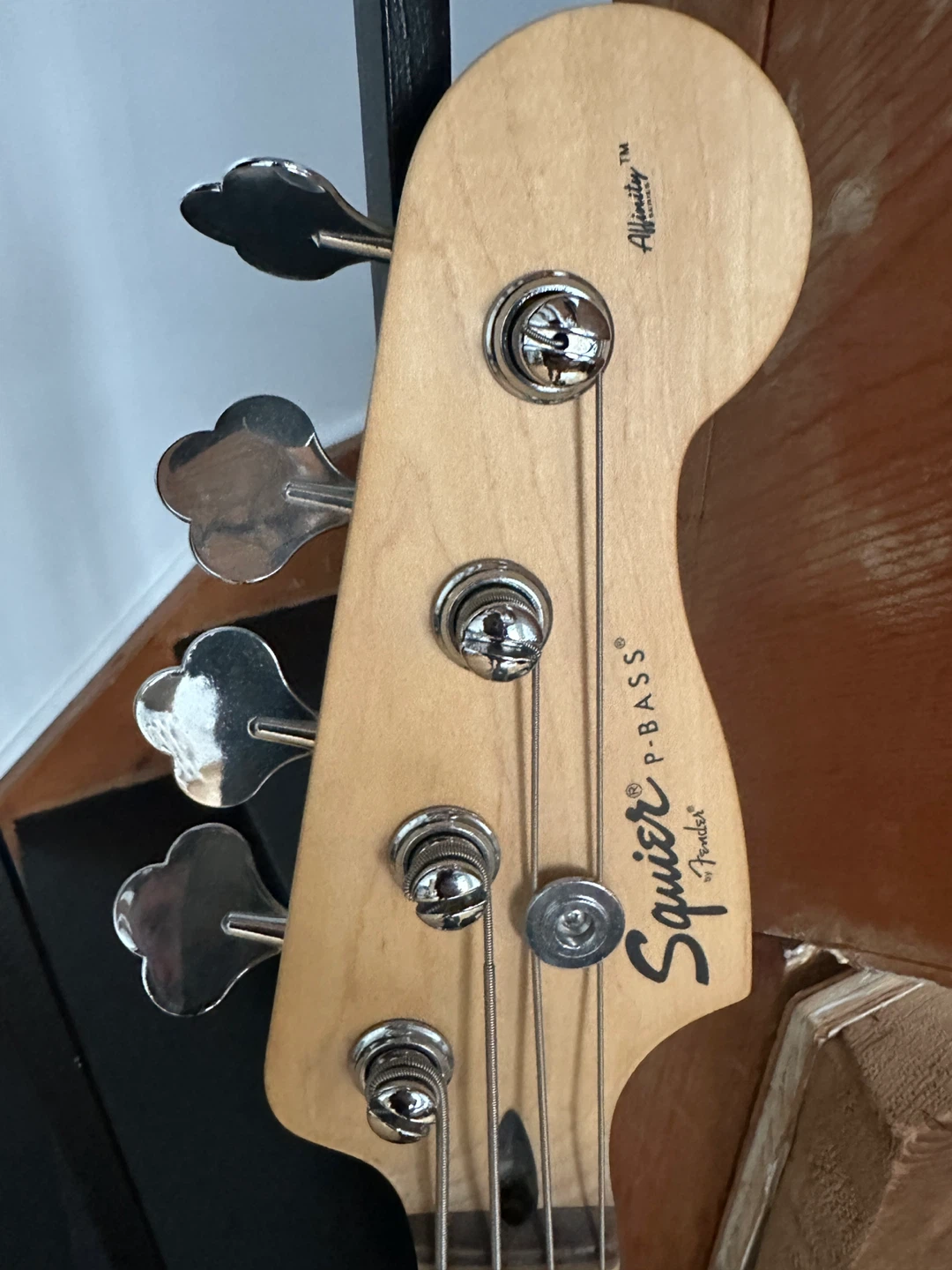 NEW FENDER P BASS SQUIRE AFFINITY SERIES + CASE + RUMBLE 15 AMP - photo 5