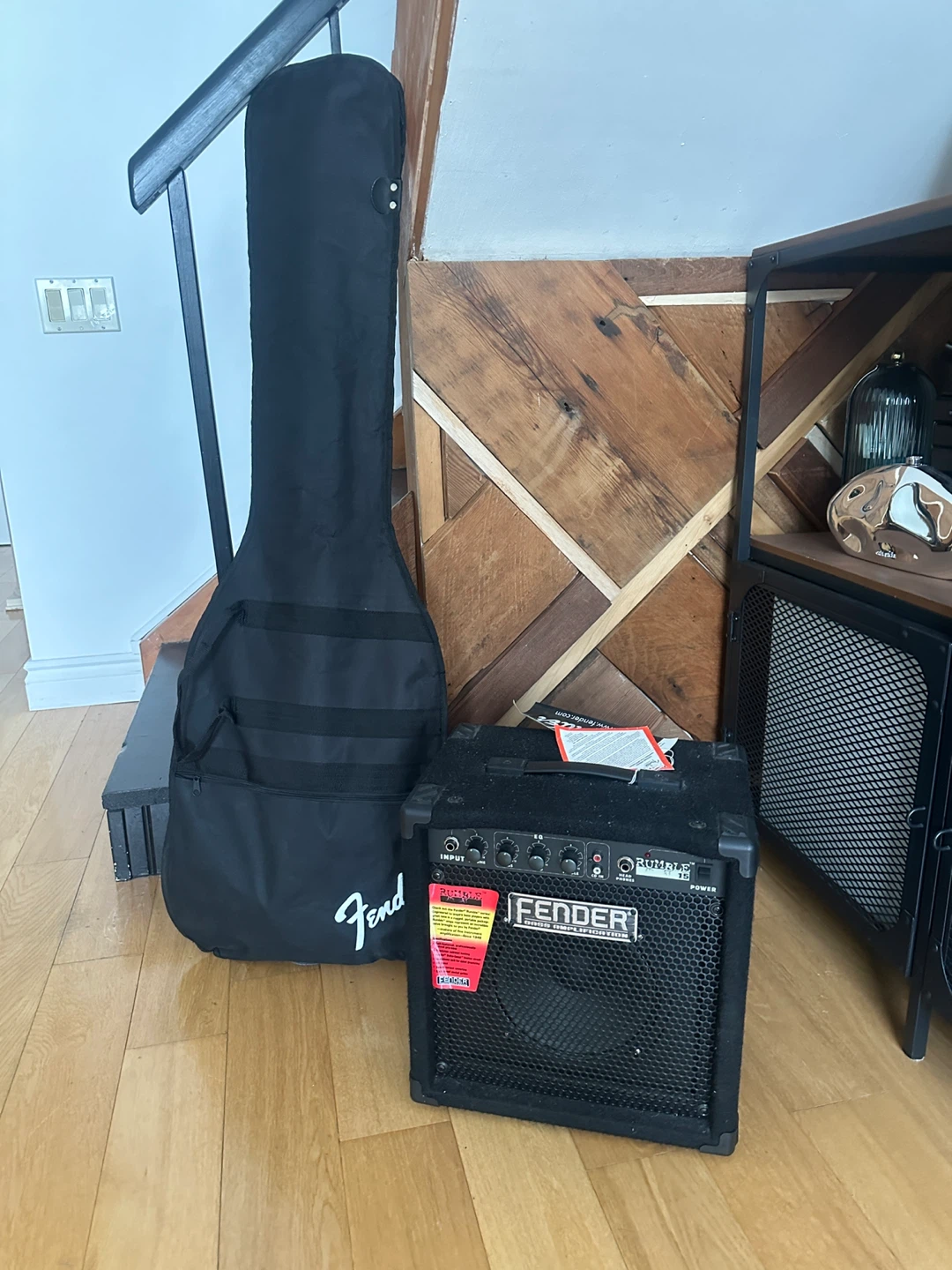 NEW FENDER P BASS SQUIRE AFFINITY SERIES + CASE + RUMBLE 15 AMP - photo 3