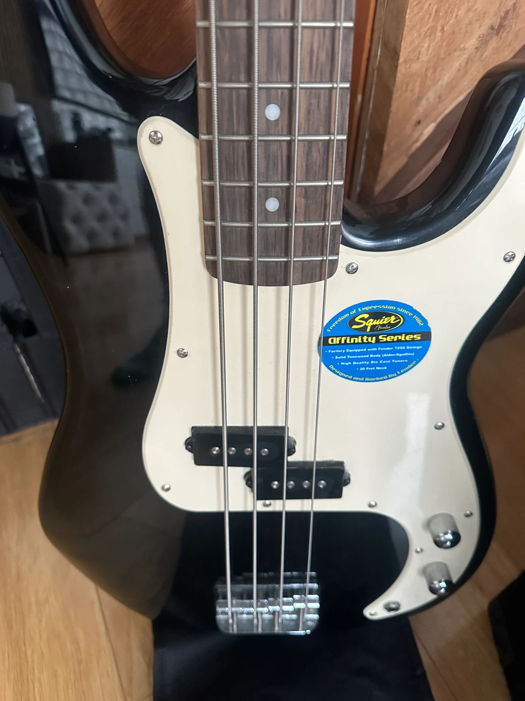 NEW FENDER P BASS SQUIRE AFFINITY SERIES + CASE + RUMBLE 15 AMP - photo 2