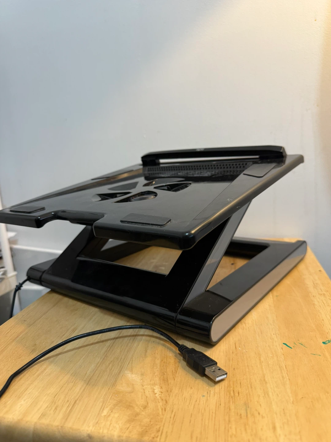 Laptop cooling stand