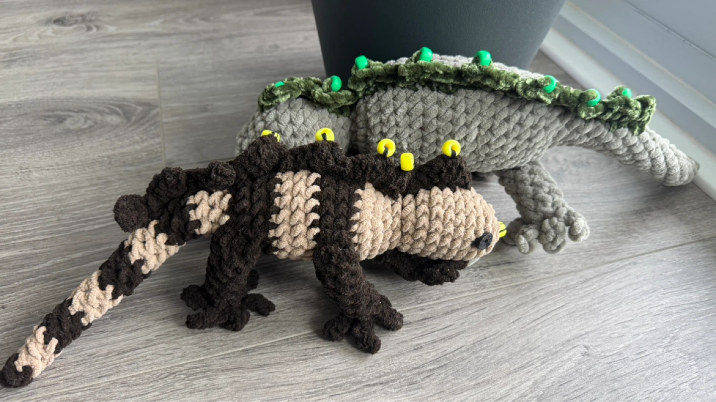 Handmade crochet iguanas emotional support fidget toys - photo 3