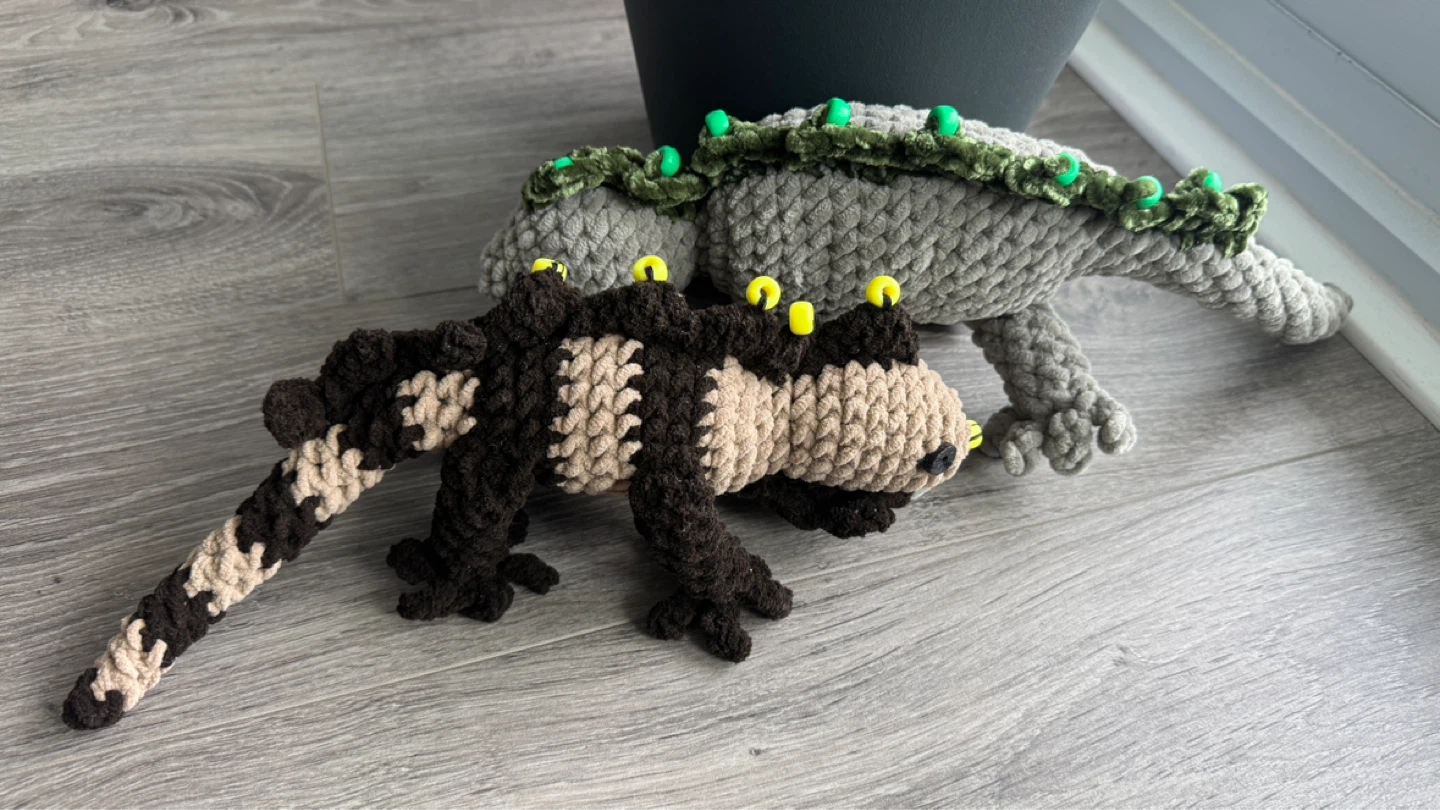 Handmade crochet iguanas emotional support fidget toys - photo 5