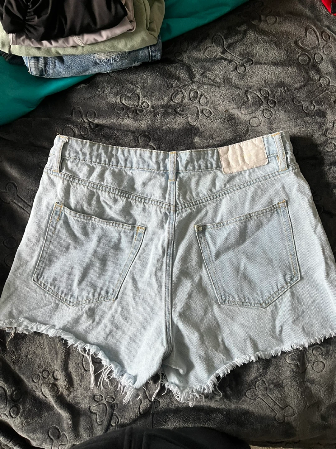 H&M Light Wash Denim Cutoff Shorts - photo 2