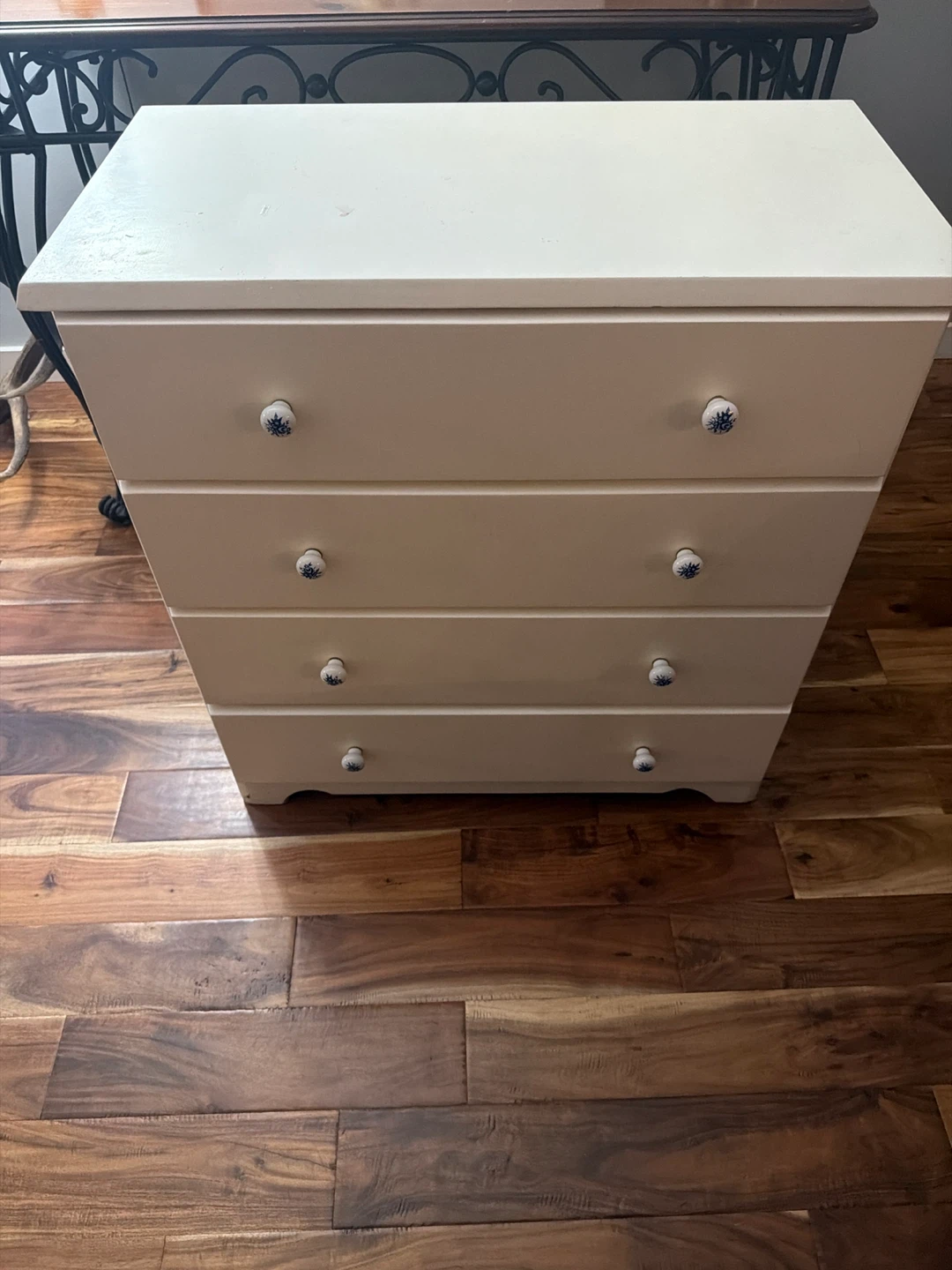 White antique 4-Drawer Dresser with Gingham Liner - photo 2