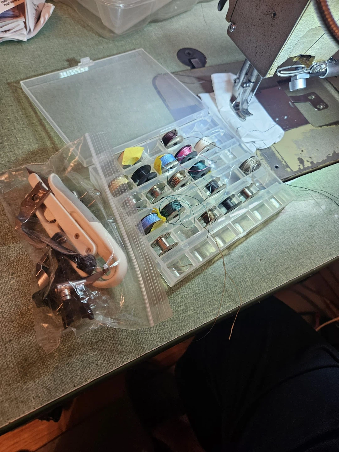 Pfaff Industrial Sewing Machine with Motor and Accessories - photo 3