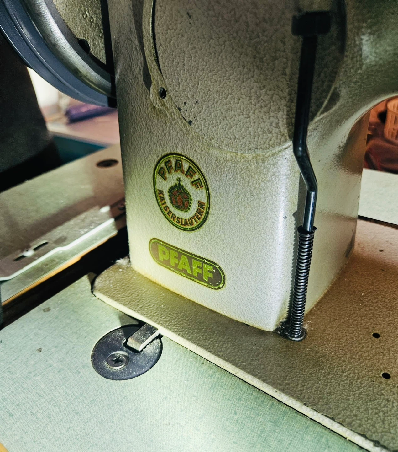 Pfaff Industrial Sewing Machine with Motor and Accessories - photo 4