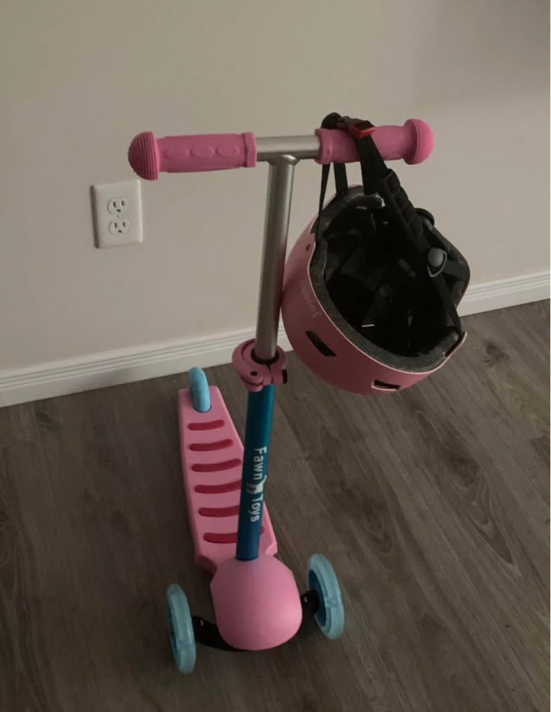Fawn & Toys Pink 3-Wheel Scooter with Helmet