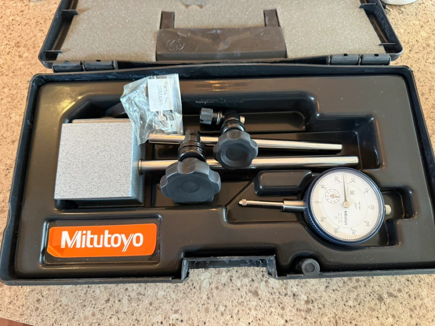 Mitutoyo dial indicator with magnetic base set