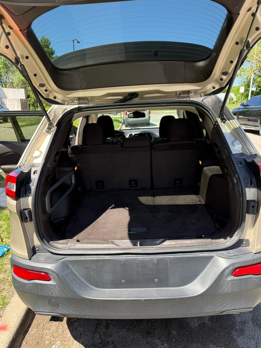 Jeep Cherokee - photo 4
