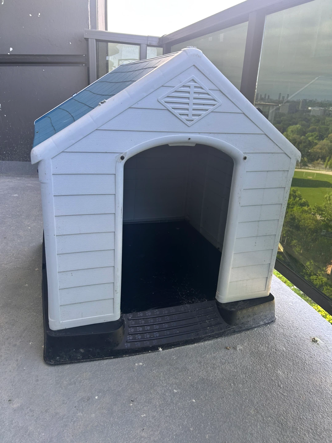Plastic Dog House - Blue Roof