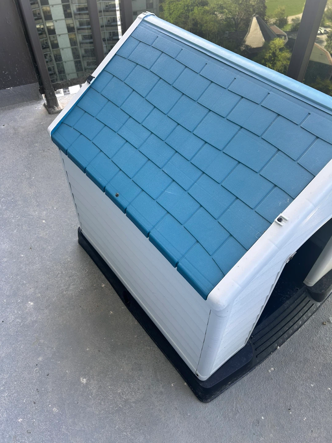 Plastic Dog House - Blue Roof - photo 2