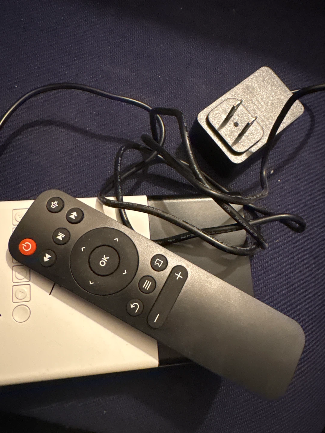 Beeldi Mini Projector with Remote and Power Adapter - photo 2