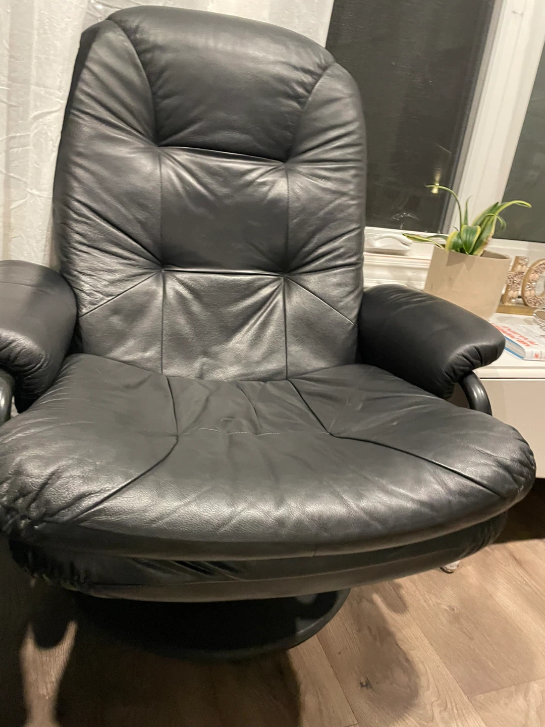 Black Leather swivel and rocking   Recliner Chair - photo 5