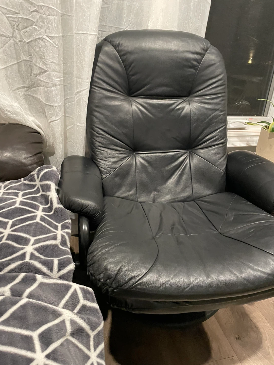Black Leather swivel and rocking   Recliner Chair
