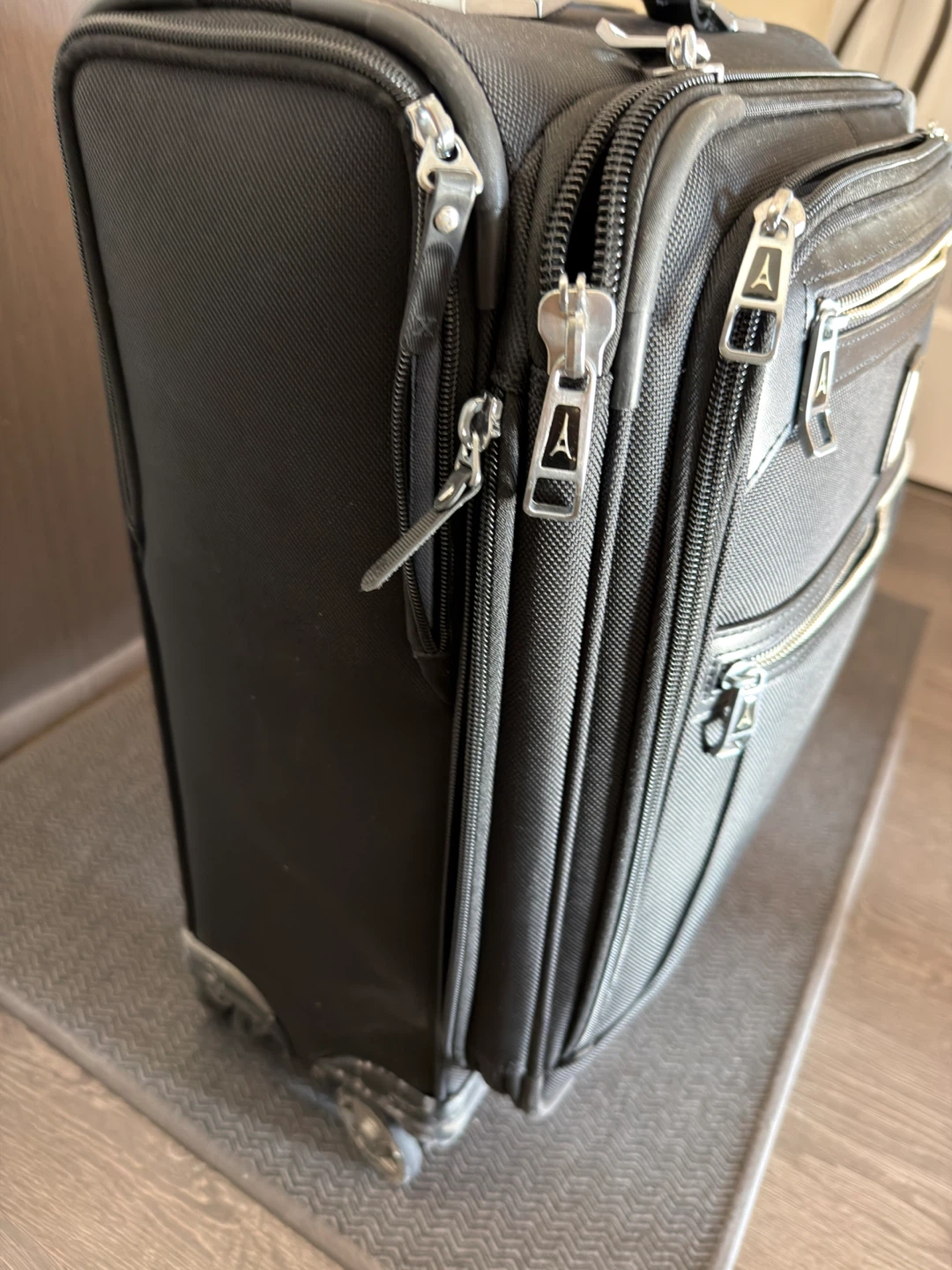 Travelpro Black Rolling Suitcase Luggage Carry On - photo 4