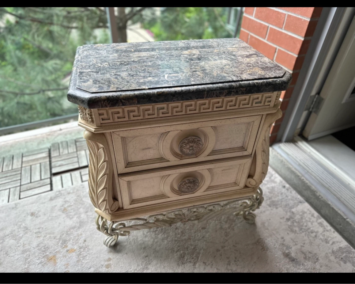 Ornate bedside table with marble top - photo 3