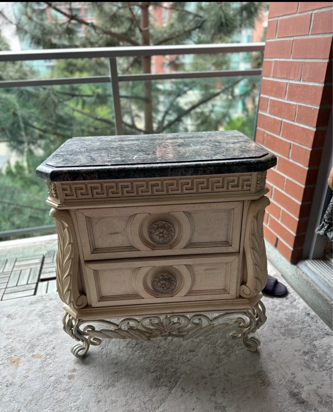 Ornate bedside table with marble top - photo 4