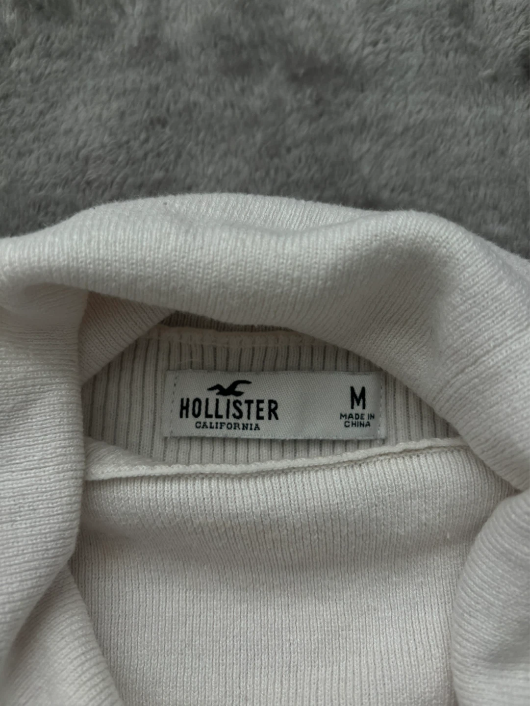 Hollister White Ribbed Cutout Turtleneck Sweater - photo 2
