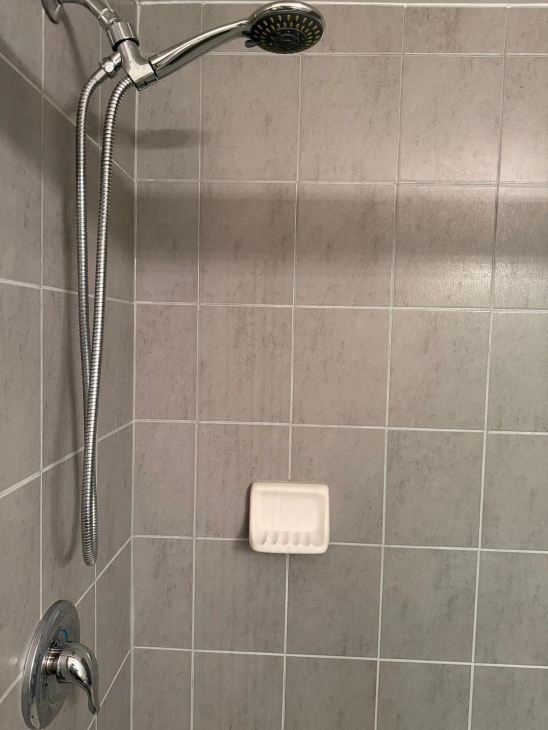 One room with shared bathroom in a 3 bedroom townhouse - photo 5