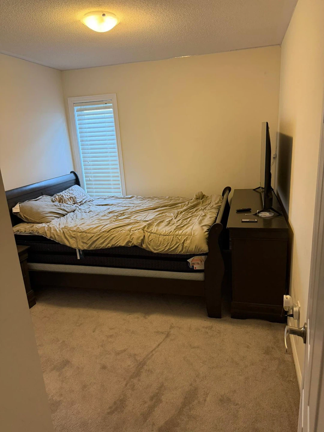 One room with shared bathroom in a 3 bedroom townhouse - photo 2