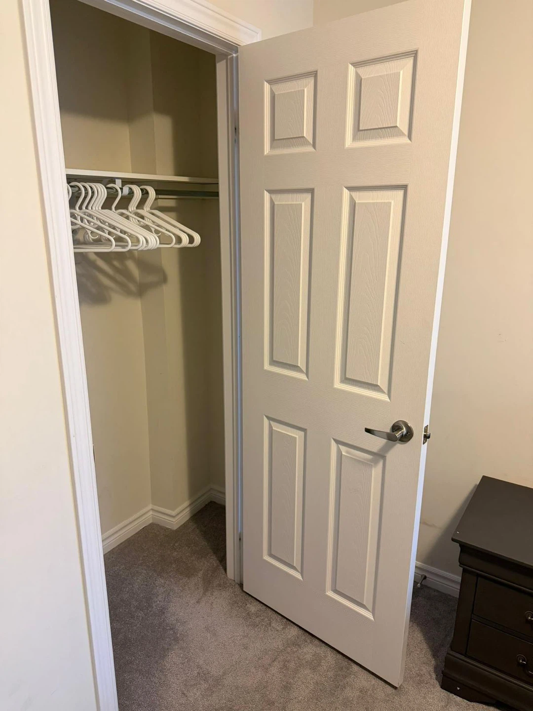 One room with shared bathroom in a 3 bedroom townhouse - photo 3