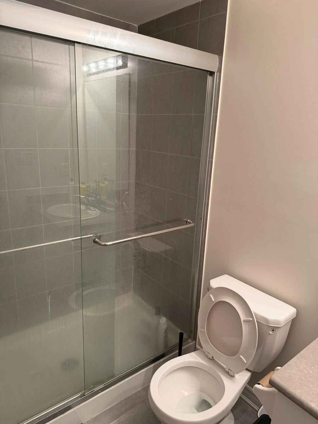 One room with shared bathroom in a 3 bedroom townhouse - photo 4