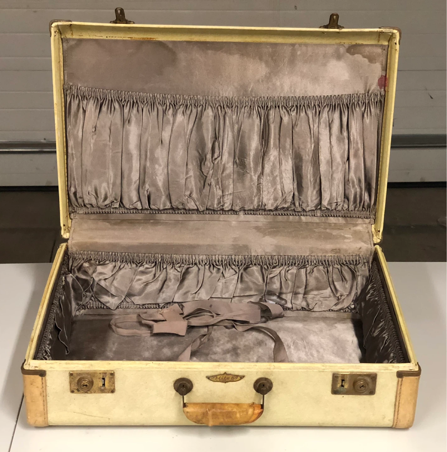Vintage Luggage: Q-Lite 69 by Dominion Luggage Suitcase