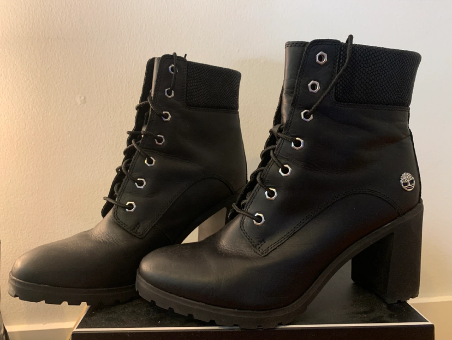 Timberland Black Leather Heeled Lace-Up Boots - photo 4