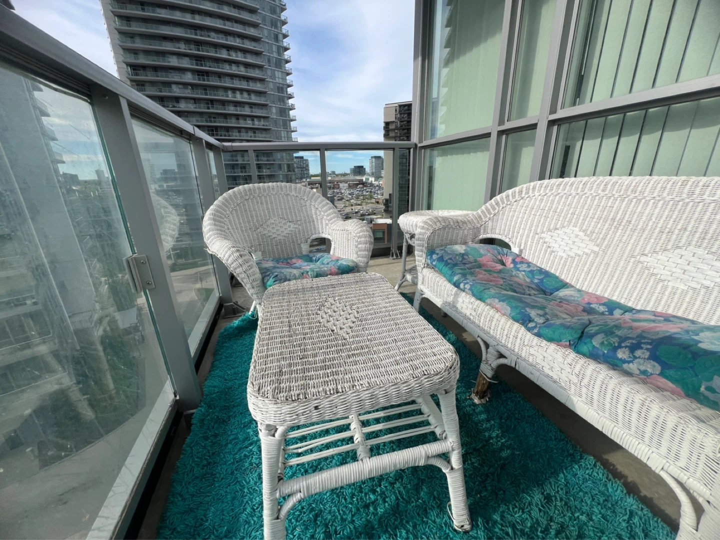 Wicker patio set with floral cushions - photo 3