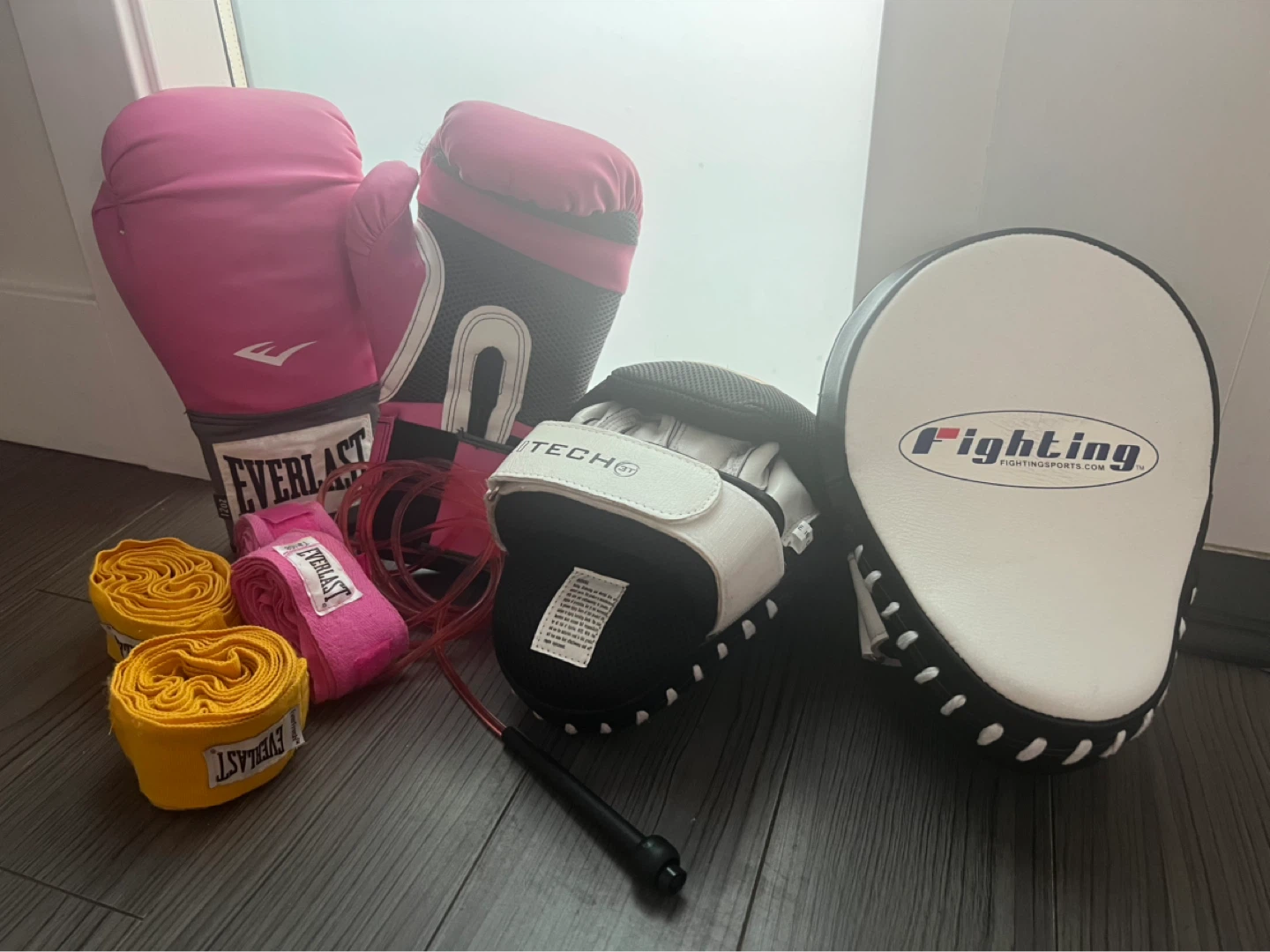 Everlast Gloves and Fighting Tri-Tech Mitts - Boxing Gear Set
