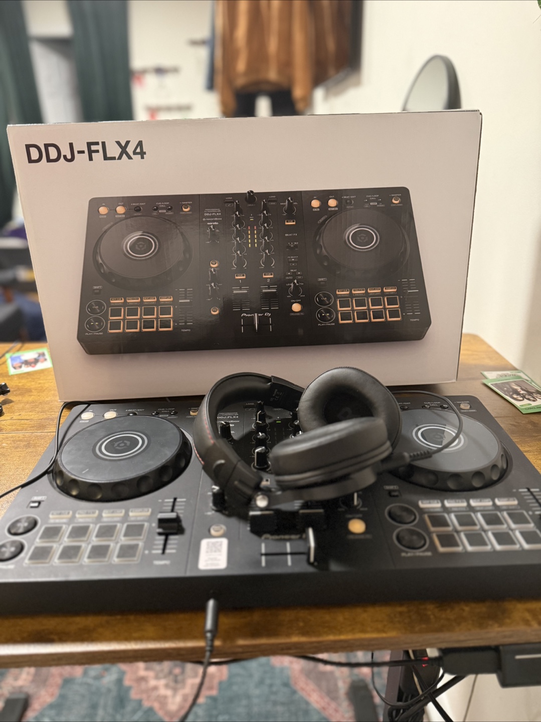 Pioneer DDJ-FLX4 DJ Controller with Headphones - photo 2